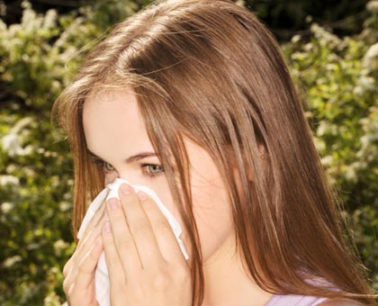 Nez qui coule, éternuements, larmoiements : 10 conseils homéo contre la rhinite allergique