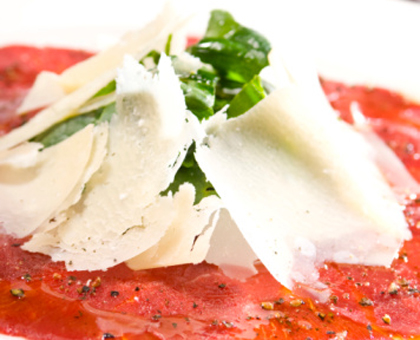 Carpaccio de bœuf au poivre et au parmesan