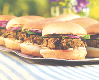 Mini-burgers d’aubergine à la grecque et sauce à la feta