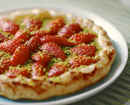 Tarte fine aux fraises poudrées de pistaches