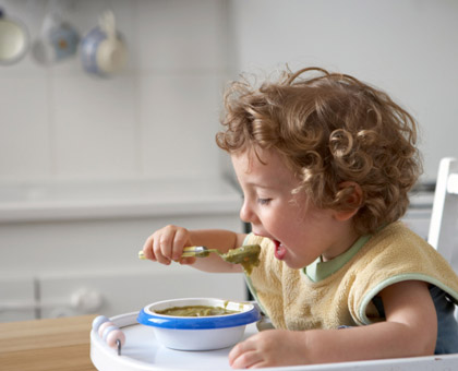 Les enfants mangent trop de protéines et pas assez de gras