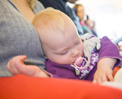 Voyager avec bébé en avion : comment s'organiser ?