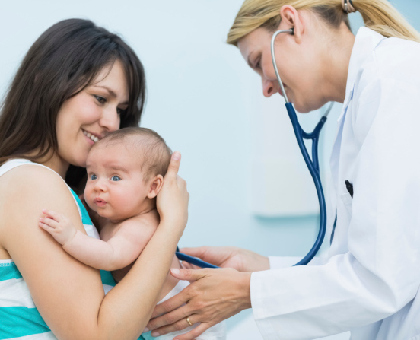 Les bilans de santé obligatoires des premières années de bébé