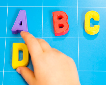 Pourquoi mon enfant confond les « p » et les « q » ou les « d » et les « b »...
