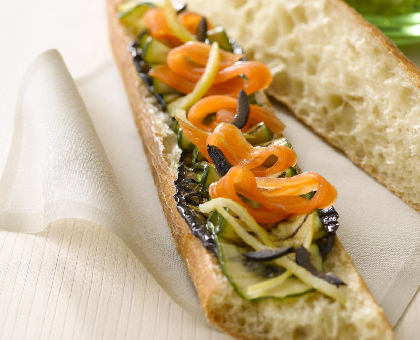 Tartine de saumon fumé aux légumes marinés / grillés, olives et citron confit