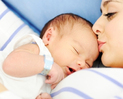 Une femme née sans utérus donne naissance à un petit garçon