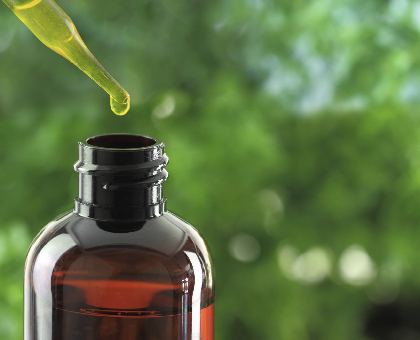Tonique, digestive, antalgique, amincissante… Les multiples vertus de l’huile essentielle de gingembre