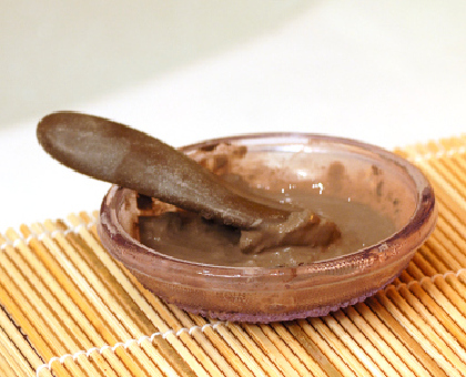 Cheveux gras : 2 recettes maison à l'argile verte !