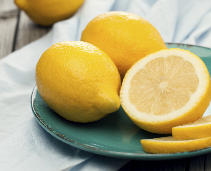 Le citron, un allié nature pour des dents blanches !