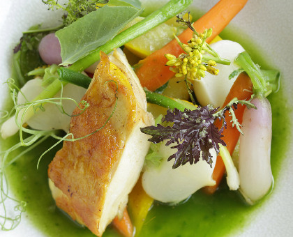Suprêmes de volaille, bouillon persillé et légumes de saison