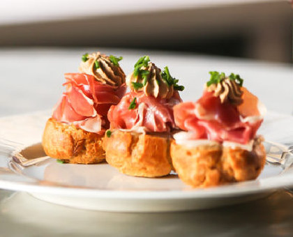 Choux garnis au caviar de tomates séchées et aubergines douces