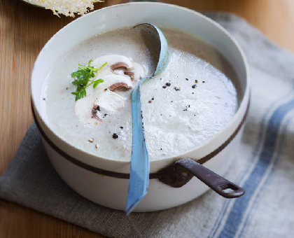 Velouté aux champignons de Paris, tuile au parmesan