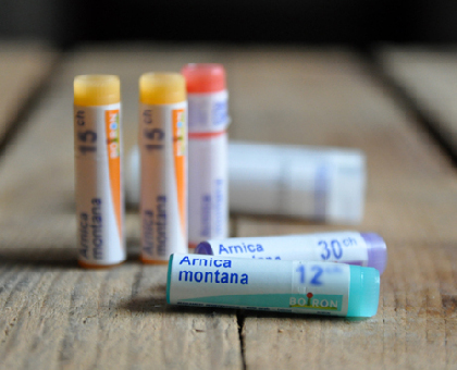 Poussées dentaires, fièvre, otites, gastro : la trousse homéo de bébé