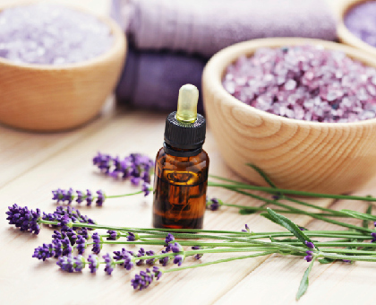Gommage, acné, chute de cheveux : 5 soins maison à base de lavande
