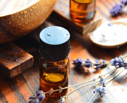 L'huile essentielle de lavande fine pour apaiser les coups de soleil