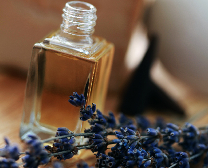 L'huile essentielle de lavande efficace contre les pieds gonflés