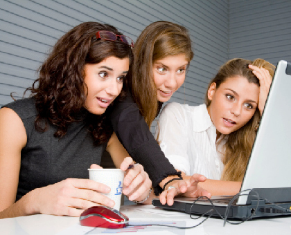 Se faire des copines au bureau, c'est bon pour son boulot !