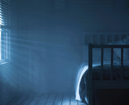 Vrai ou faux : il faut éviter de dormir dans le noir complet ?