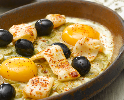 Huevos façon cocotte aux olives et xipirones