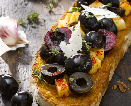 Tostada de pain de campagne, mix d’olives noires et cerises
