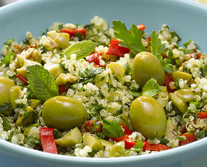 Salade de quinoa aux olives vertes comme un taboulé