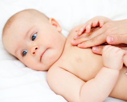 Comment masser bébé ? Les bons gestes à connaître