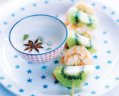 Gambas et kiwis en brochettes de citronnelle pochées au lait de coco parfumé