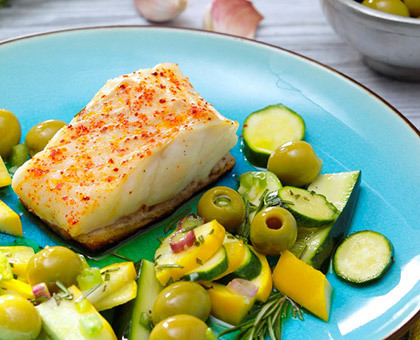 Pavé de cabillaud en croûte de pain, courgettes marinées au romarin et olives vertes