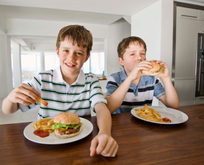 Le surpoids des enfants serait-il dû au mode de vie de leurs parents plutôt qu’à leurs gènes ?