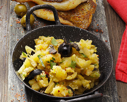 Filet de daurade rôti, purée de pommes de terre aux olives et cive