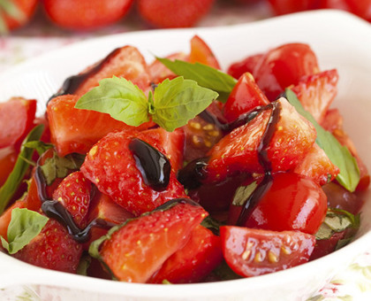 Salade de fraises et de tomates cerise au vinaigre