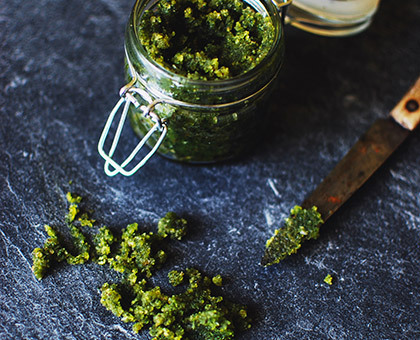 Pesto de kale, noisettes et parmesan