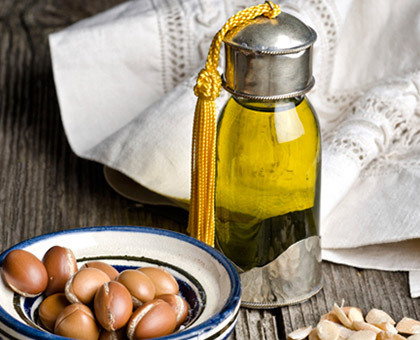 Amande douce, calophylle, argan, jojoba, rose musquée… Comment choisir ses huiles végétales ?