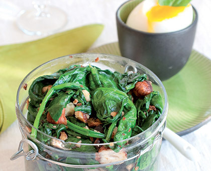 Wok d'épinards aux noisettes et œuf mollet