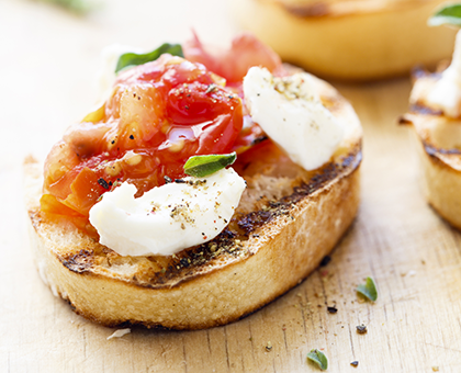 Crostinis de fromage frais et tomate au barbecue