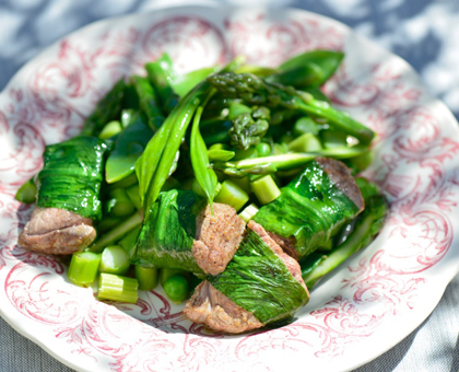 Bouchées de gigot d'agneau à l'ail des ours et légumes de printemps