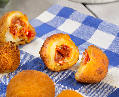 Bouchées de mozzarella farcies aux tomates séchées