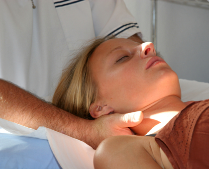 Comment l’ostéopathie prépare et soulage les maux de la grossesse et de la ménopause