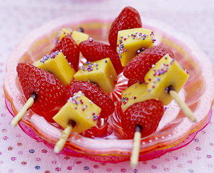 Brochettes de mangue et de fraises