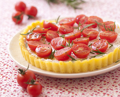 Tarte de polenta au chèvre frais et tomates cerises