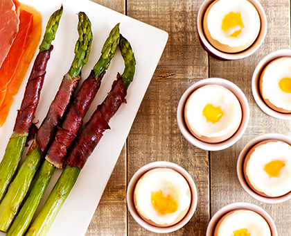 Oeuf à la coque-mouillettes revisité avec des asperges