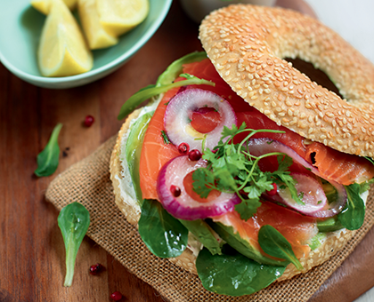 Bagel de saumon fumé Bonneterre mariné au citron vert, oignons rouges & mâche