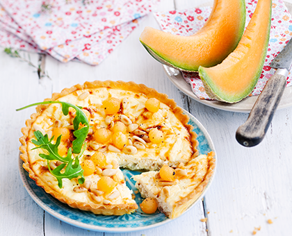 Tarte ricotta-chèvre et billes de melon et pignons de pin