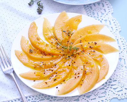 Carpaccio de Melon sauce vinaigrette agrumes et cacahuète