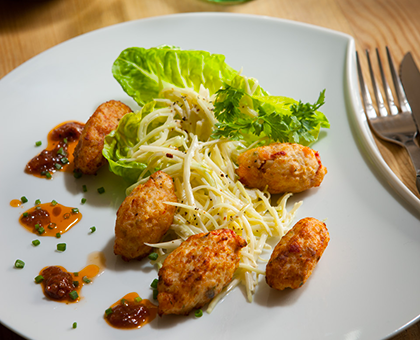 Accras de saumon et anchois  sur salade de chou blanc a l’ail