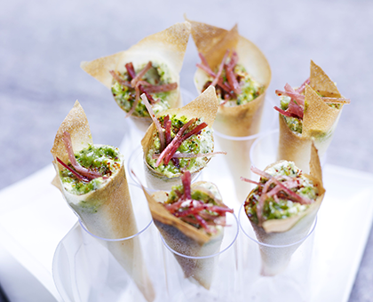 Cornet croustillant de jambon serrano Aoste, mousse de chèvre au basilic