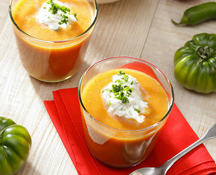 Gaspacho de tomate au tabasco rouge & sa chantilly salée aux herbes et au tabasco vert