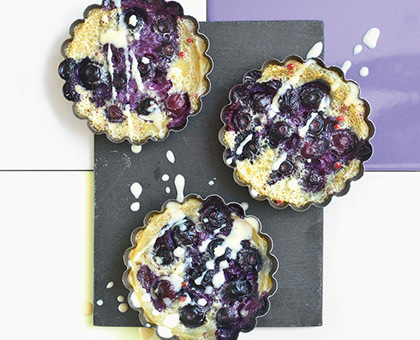 Clafoutis aux myrtilles et coulis d’amande