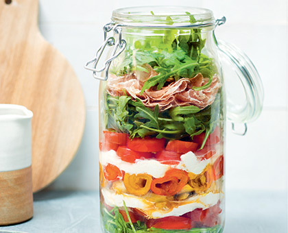 Salade de légumes du soleil à la mozzarella in a jar