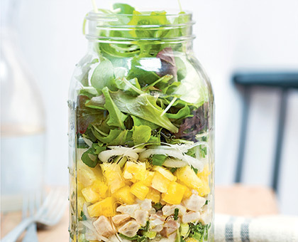 Salade de bar à l’ananas et au lait de coco in a jar